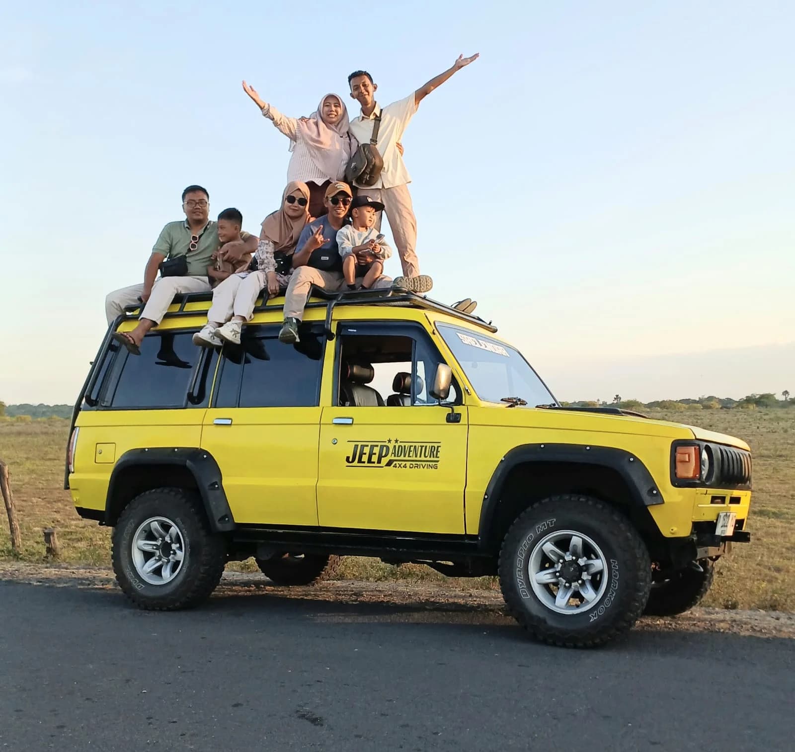 Wisatawan berfoto seru di atas atap Jeep Kuning Baluran