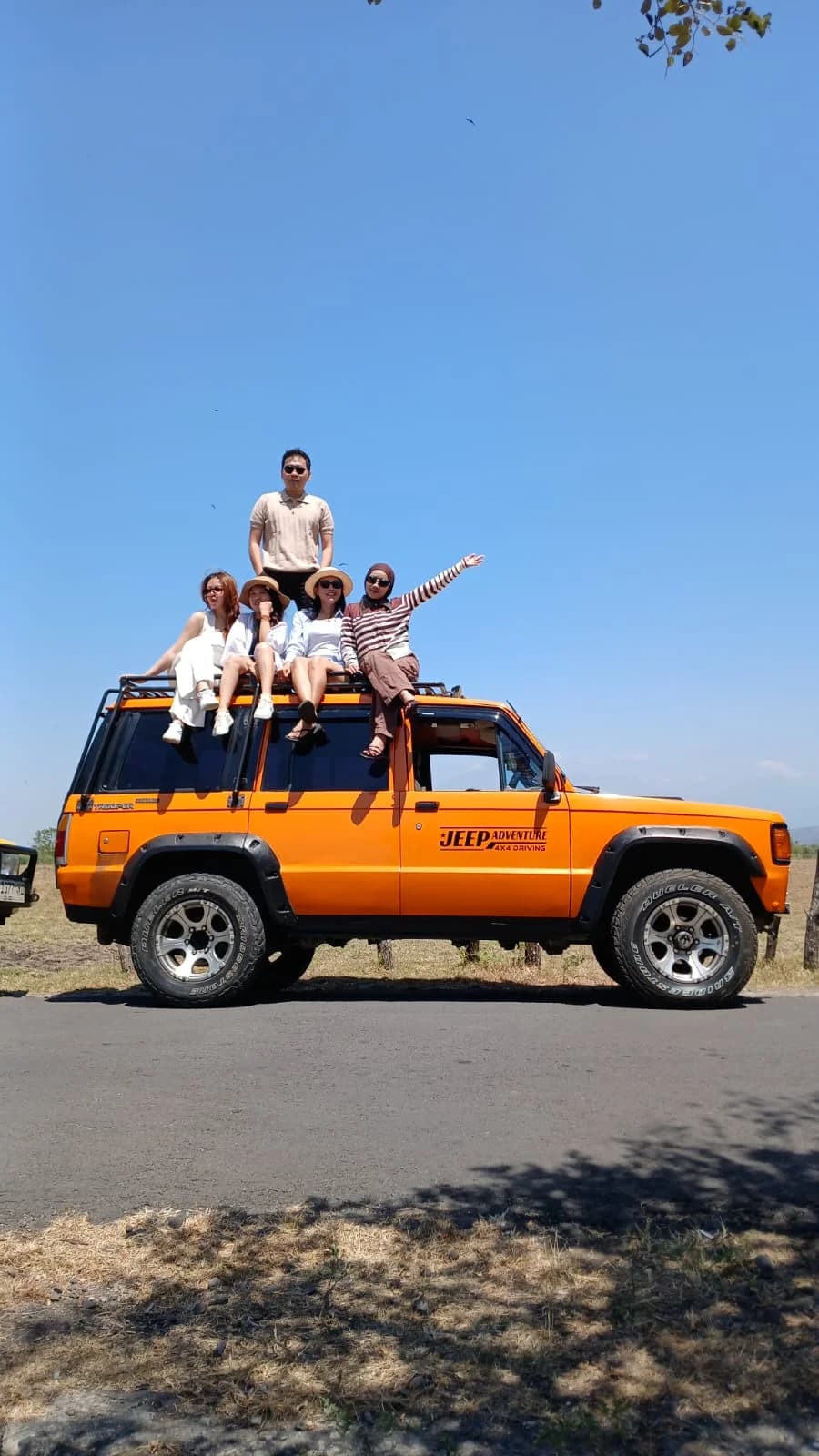 Jeep 4x4 Baluran melintasi rute savana Taman Nasional Baluran