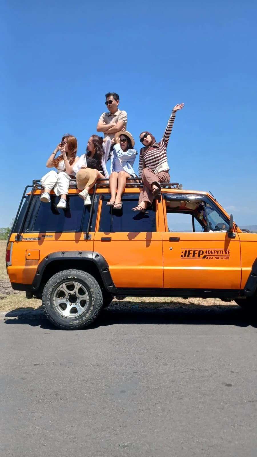 Wisatawan bersafari di atas Jeep Oranye resmi Baluran